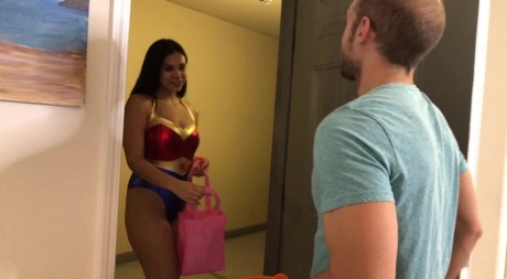 Брюнетка-любительница получает сперму в открытый рот после секса в одежде для косплея 1