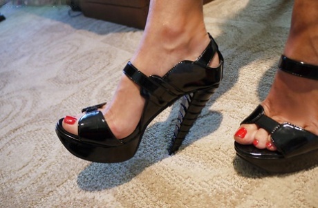 Возбужденная зрелая леди на высоких каблуках, жена выставляет напоказ свои сиськи и сексуальную попку 16