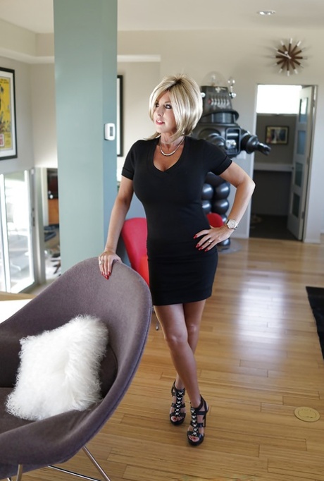 Пышногрудая пожилая домохозяйка Сандра Оттерсон сверкает обтянутой стрингами задницей на открытом воздухе 4