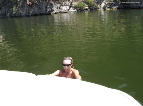 Соблазнительная милфа в белом бикини с женушкой развлекаются на открытом воздухе 12