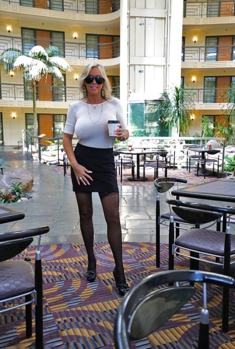 Пожилая блондинка домохозяйка Сандра Оттерсон освобождает массивные сиськи типа babe 7