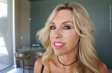 Жена-блондинка в чулках демонстрирует свои большие сиськи и сексуальные ножки 16