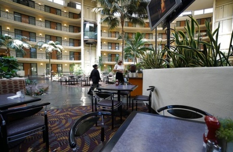 Пожилая блондинка домохозяйка Сандра Оттерсон освобождает массивные сиськи типа babe 6