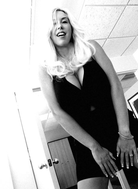 Сексуальная женушка милфа обнажает свои сиськи и раздвигает ноги в офисе 6