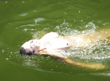 Соблазнительная милфа в белом бикини с женушкой развлекаются на открытом воздухе 11