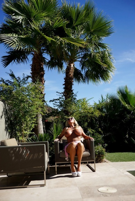 Домохозяйка Сандра Оттерсон, обнаженная топлесс, демонстрирует свои большие натуральные сиськи 4