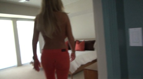 Грудастая домохозяйка делает минет с облизыванием шариков и пробует сперму на вкус 3