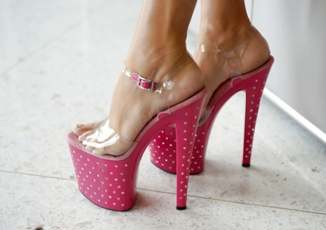 Потрясающая зрелая блондинка на высоких каблуках, обнажающая свои большие сиськи и подстриженную киску 8