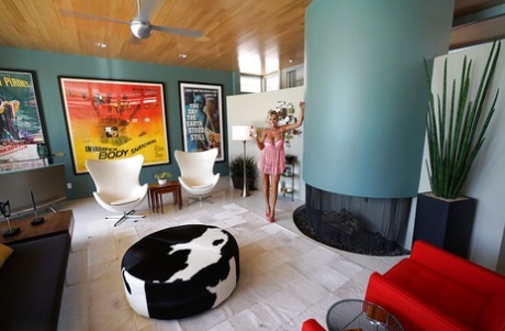 Пышногрудая белокурая домохозяйка Сандра Оттерсон расхаживает в нижнем белье и на высоких каблуках 14