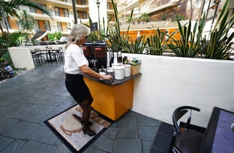 Пожилая блондинка домохозяйка Сандра Оттерсон освобождает массивные сиськи типа babe 5