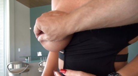 Длинноногая зрелая блондинка в сексуальном крошечном платье, обнажающем ее большие сиськи 16