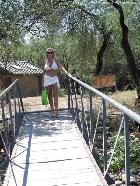 Соблазнительная милфа в белом бикини с женушкой развлекаются на открытом воздухе 2