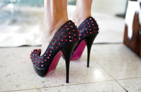 Завораживающая жена-блондинка Сандра Оттерсон с фантастическими соблазнительными линиями 16